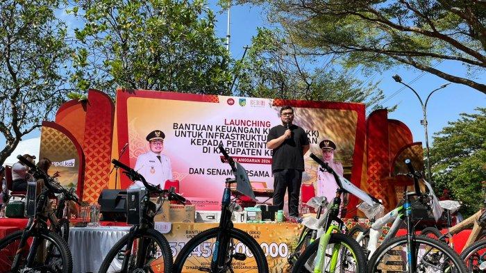 Bupati Kediri Hanindhito Himawan Pramana menghadiri acara launching Bantuan Keuangan Khusus (BKK) di Taman Hijau Simpang Lima Gumul (SLG), Sabtu (7/9/2024).