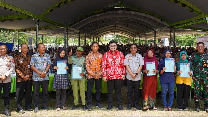 Bupati Kediri Hanindhito Himawan Pramana saat menyerahkan sertifikat tanah program PTSL pada warga Ngadiluwih