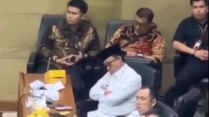 BUPATI TIDUR - Tangkapan layar video viral Bupati Lampung Tengah, Ardito Wijaya tertidur nyenyak di Rapat Dengar Pendapat (RPD) bersama Badan Legislatif Nasional (Balegnas) di DPR RI. Ia klarifikasi dan akan membalas kelalaiannya dengan melek semalaman, Rabu (8/7/2025).