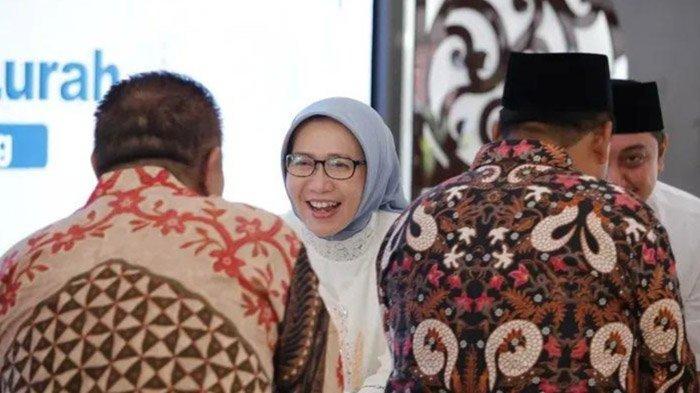 KENDARAAN DINAS - Bupati Lumajang, Indah Amperawati Masdar saat bertemu dengan para kepala desa dalam sebuah acara yang digelar di Pendopo Arya Wiraraja Lumajang, Sabtu (12/4/2025). Pada pertemuan itu, kepala desa disebut akan mendapat sepeda motor baru.