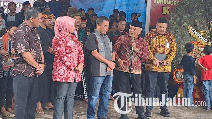 Bupati Malang, Sanusi bertemu dengan Fery, juragan bakso yang bangun jalan desa di Malang, Kamis (9/1/2025).