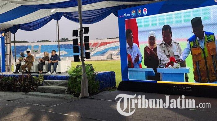 PERESMIAN - Bupati Malang, Sanusi dan Wakil Bupati Malang, Lathifah Shohib mengikuti peresmian Stadion Kanjuruhan Malang, Senin (17/3/2025). Stadion Kanjuruhan diresmikan secara langsung oleh Presiden Prabowo Subianto melalui Zoom meeting.