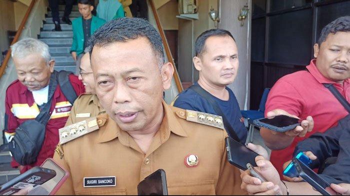 Bupati Ponorogo Sugiri Sancoko saat diwawancarai wartawan, Senin (30/10/2023).