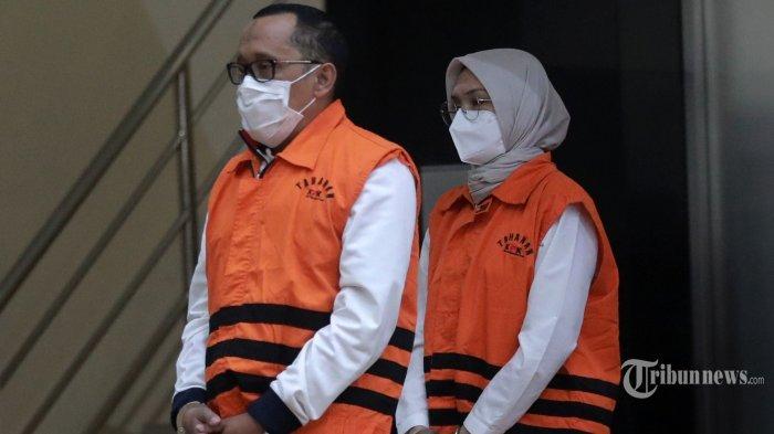 Bupati Probolinggo Nonaktif, Puput Tantriana Sari bersama suaminya Hasan Aminuddin mengenakan rompi, Selasa (31/8/2021).