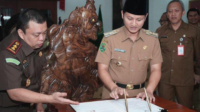 Bupati Trenggalek, Mochamad Nur Arifin, dan Kajari Trenggalek, Mohammad Akbar Yahya menandatangani kerja sama kesepakatan penanganan permasalahan hukum bidang perdata dan tata usaha negara, Senin (13/1/2025).