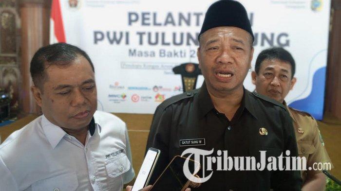 SERANGAN PERSONAL - Bupati Tulungagung, Gatut Sunu Wibowo mengaku telah mendapat serangan personal dari orang yang mengaku wartawan, Senin (26/5/2025). Gatut Sunu mengancam akan mengambil tindakan hukum, karena merasa kehormatannya diinjak-injak dan direndahkan.