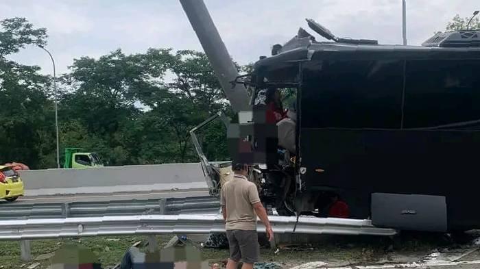 KECELAKAAN BUS BRIMOB-Kondisi bus mengangkut rombongan pelajar dan guru SMAN 1 Porong, ringsek menabrak tiang penunjuk arah di bahu jalan dekat Exit Tol Purwodadi, Kabupaten Pasuruan, pada Sabtu (1/2/2025) pagi.