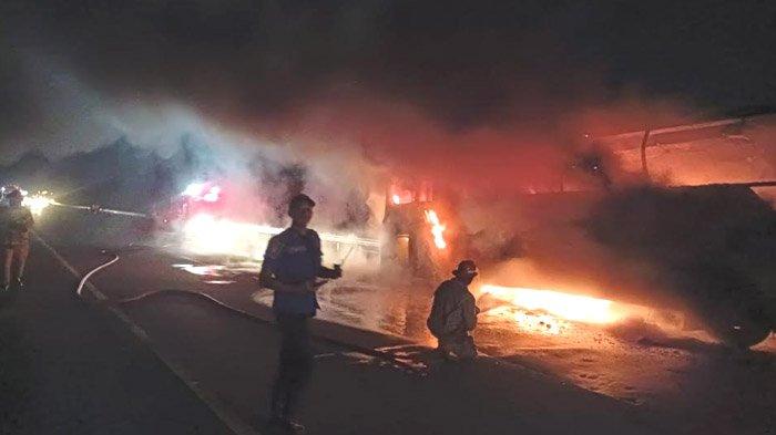 Bus PO Gunung Harta berpenumpang 32 orang terbakar di Tol Mojokerto-Jombang, KM 685.500 Jalur B, Jawa Timur, Senin (8/7/2024) malam. 