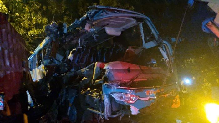 Bus Pariwisata Tavidi kecelakaan di Jalan Raya Bungah, Gresik, Minggu (28/1/2024).