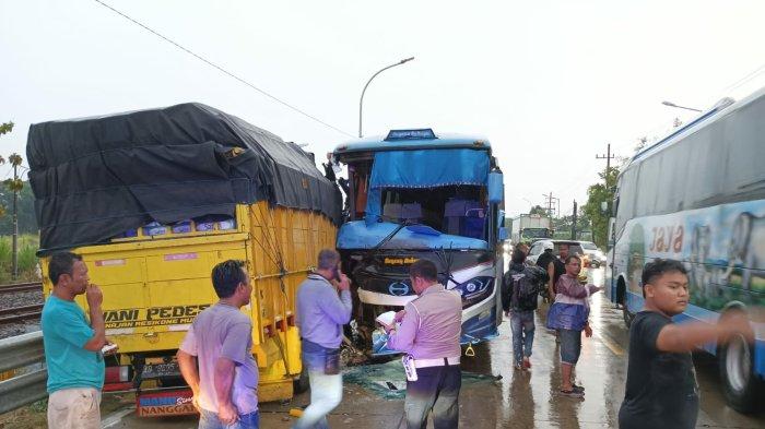 Bus Sugeng Rahayu kecelakaan di Kalangsemanding, Perak, Jombang, Minggu (20/10/2024) sore pukul 16.40 WIB.