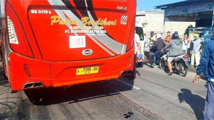 OLENG - Bus pariwisata di Desa Tugurejo, Kecamatan Ngasem, Kabupaten Kediri, Sabtu pagi (10/5/2025) sekitar pukul 08.00 WIB. Sebuah sepeda motor bertabrakan dengan bus hingga menyebabkan satu korban jiwa.