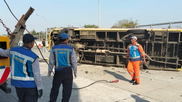 Bus rombongan SMAN 1 Kedungwaru Tulungagung menabrak tembok beton pembatas jalan saat memasuki rest area Tol Surabaya-Mojokerto, KM 725 Jalur A, pada Senin (7/10/2024) siang