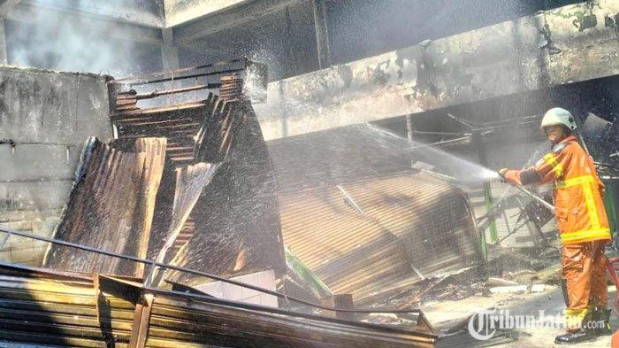 Seorang petugas pemadam kebakaran sedang fokus melakukan pembahasan usai Pasar Krian Sidoarjo terbakar pada Selasa (20/8/2024) pagi.