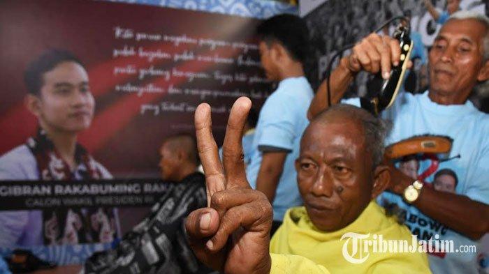 CUKUR BARENG - Relawan melakukan potong rambut bersama pada syukuran di posko TKD Prabowo-Gibran Jawa Timur, Rabu (14/2/2024) sore. kegiatan ini untuk menyambut hasil hitung cepat yang memenangkan Prabowo-Gibran secara signifikan. Dimana berdasarkan data quick count atau hitung cepat Litbang KOMPAS pukul 15.51 WIB, sudah 58 persen data tempat pemungutan suara (TPS) sudah masuk.