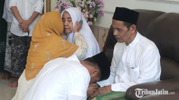 Cabup Bangkalan nomor urut 02, Mathur Husyairi bersimpuh bersama istri, Hj Mutmainah di hadapan bapak dan ibu mertua menjelang keberangkatan nyoblos ke TPS 003 Kelurahan Kemayoran, Kota Bangkalan, Rabu (27/11/2024)