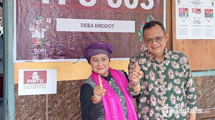 Cagub Nomor Urut 1 Luluk Nur Hamidah saat Menunjukkan Pose Tinta Telah Mencoblos