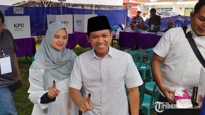 Calon Bupati Lumajang nomor urut 1, Thoriqul Haq menyalurkan hak pilihnya di TPS 02 Desa Sukosari, Kecamatan Kunir, Kabupaten Lumajang, Jawa Timur, Rabu (27/11/2024).
