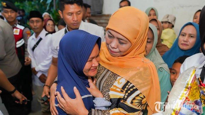 Calon Gubernur Jawa Timur Khofifah Indar Parawansa takziyah ke rumah duka, keluarga almarhum Daris Kurniawan Adiputra, di Desa Dawuhan, Kecamatan Situbondo, Jumat (29/11/2024).