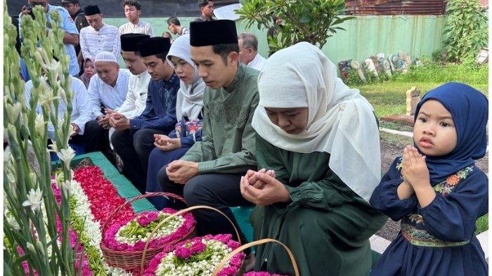 Calon Gubernur Jawa timur nomor urut dua Khofifah Indar Parawansa melakukan ziarah ke makam keluarga di kawasan Wonocolo Surabaya, sebelum menyalurkan hak pilih dalam Pilkada Serentak 2024, Rabu (27/11/2024). 