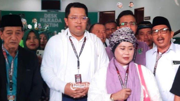 Calon Gubernur dan Wakil Gubernur Jawa Timur usungan partai PKB, Luluk Nur Hamidah-Lukmanul Khakim saat bersiap menuju ke KPU Jawa Timur.