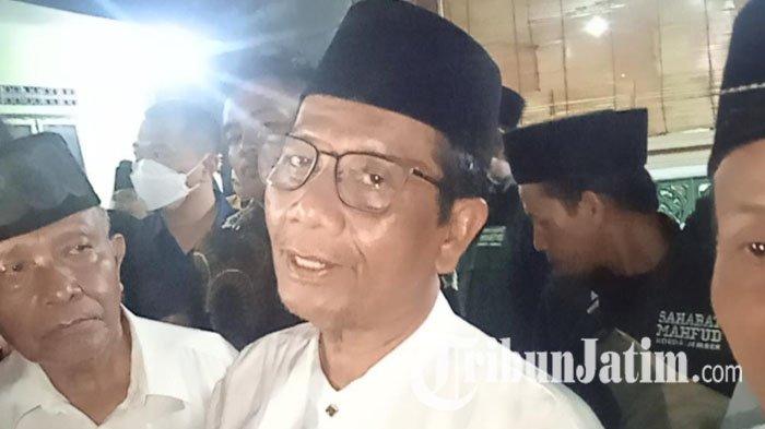 Calon Wakil Presiden, Mahfud MD saat mengunjungi Ponpes Nurul Qarnain Sukowono Jember, Kamis (28/12/2023) malam.