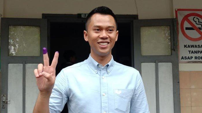 Calon Wali Kota Batu nomor urut 2, Firhando Gumelar saat mencoblos di TPS 11 Kelurahan Sisir Kecamatan Batu Kota Batu yang terletak di SMP Taman Siswa Batu, Rabu (27/11/2024).