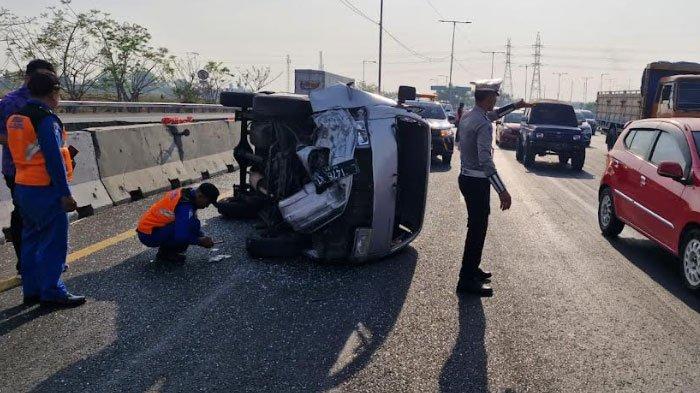Mobil Suzuki Carry milik warga Tambaksari terguling usai hantam tembok beton pembatas jalan Tol Dupak-Tandes, KM 0.600 Jalur A, pada Jumat (20/9/2024) pagi.