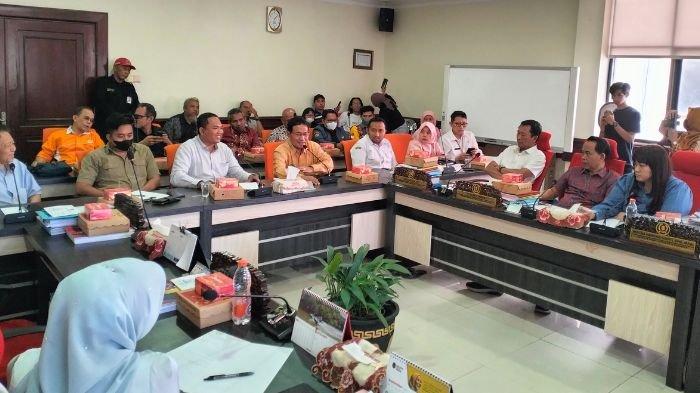 Celana Dalam - Paket Kutang atau bra dan pakaian dalam perempuan yang dibawa Kosgoro 1957 Jatim yang bikin Komisi D DPRD Surabaya murka, Rabu (27/9/2023).