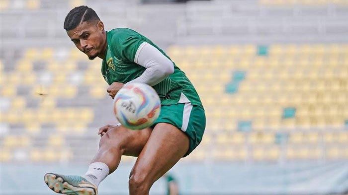 Center bek Persebaya, Yan Victor dalam sesi latihan tim sebelum bulan Ramadan, 2024.