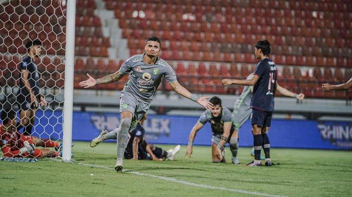 Center bek Persebaya, Yan Victor melakukan selebrasi usai menjebol gawang Arema FC pada lanjutan Liga 1 2023/2024 Arema FC vs Persebaya, di Stadion Kapten I Wayan Dipta Gianyar, Bali, Rabu (27/3/2024) malam. Laga berakhir dengan skor 0-1 untuk kemenangan Persebaya.