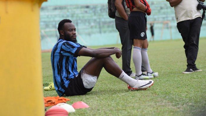 Charles Lokolingoy harus menepi dari tengah lapangan saat tim Arema FC menjalani latihan di Stadion Gajayana Malang pada Senin (20/11/2023). Winger Arema FC mengalami cedera hamstring saat menjalani latihan.