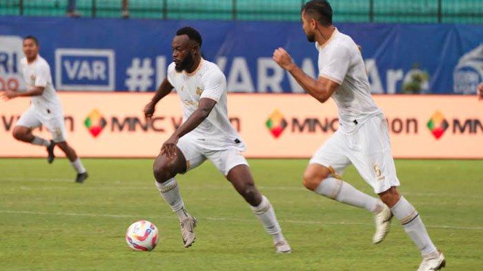 Charles Lokolingoy ketika menggiring bola pada laga PSIS Semarang vs Arema FC, di Stadion Moch Soebroto Magelang, Kamis (26/9/2024).