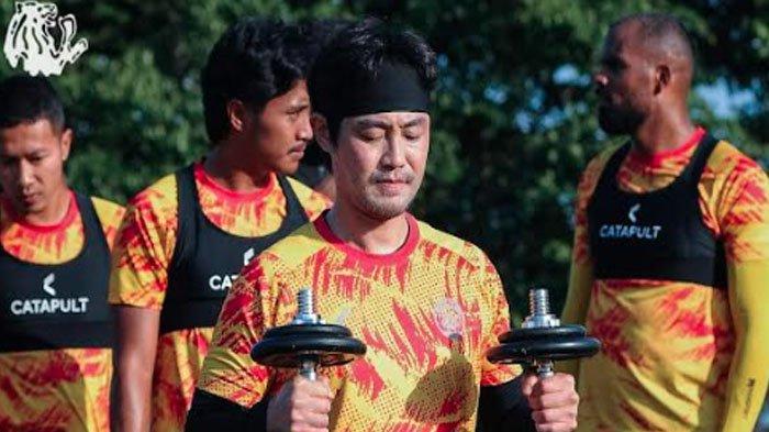Choi Bo-Kyung kembali menjalani latihan bersama Arema FC usai sembuh dari cedera yang dia alami pada Rabu (23/10/2024).