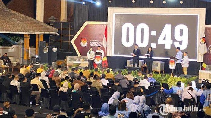 Closing statement debat perdana Pemilihan Kepala Daerah (Pilkada) Ponorogo, Rabu (23/10/2024) malam cukup menarik. Lantaran kedua calon bupati (cabup) memberikan kesempatan calon wakil bupati (cawabup) untuk mengutarakan gagasan