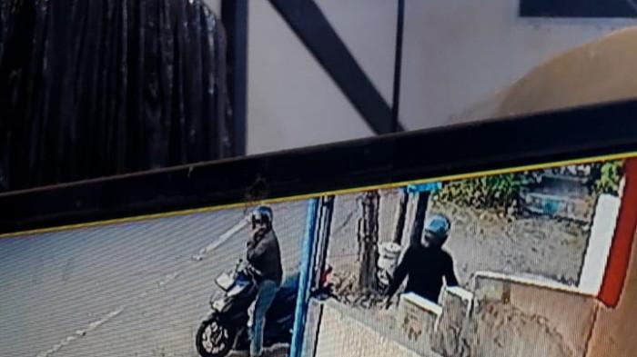 CURANMOR - Tangkapan layar pelaku pencurian sepeda motor di Kelurahan Kademangan, Kecamatan Bondowoso, Jawa Timur pada Jum'at (18/7/2025) kemarin. Pencurian yang terekam CCTV ini terjadi di lokasi yang tak terlalu jauh dari kejadian serupa pada 10 Julk 2025 lalu.