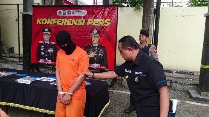 DAR (25) tersangka sekaligus pelatih silat yang sebabkan REB, siswa SMPN 1 Tulungagung meninggal setelah latihan pencak silat.