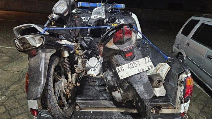 DIANGKUT MOBIL POLISI - Sepeda motor Honda Vario dan Shogun 110 diangkut mobil polisi setelah terlibat tabrakan adu banteng di Jalan Raya Desa Karanganom, Kecamatan Kauman, Kabupaten Tulungagung pada Senin (17/2/2025) malam. Kedua pemotor, MTA asal Desa/Kecamatan Pogalan, Kabupaten Trenggalek dan AS warga Desa Tiudan, Kecamatan Gondang meninggal dunia.