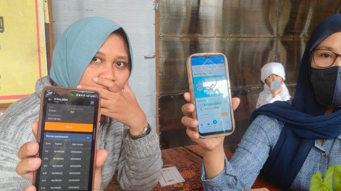 DIPAKSA TANGGUNG UTANG - Pedagang UMKM di Sememi menunjukkan tagihan senilai Rp34 juta di aplikasi pinjol, Selasa (4/1). Dirinya terlilit utang setelah ditawari orang yang mengaku utusan Pemkot Surabaya membantu mengucurkan dana pinjaman kepada para pedagang.