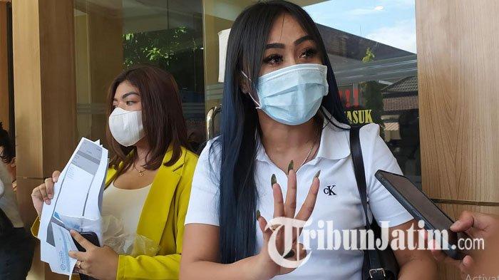 Leony Thessalonica alias DJ Thessa dan Ana Febyanti alias DJ Febby, saat ditemui awak media di depan Gedung SPKT Mapolda Jatim, Kamis (19/10/2023). Mereka mengaku menjadi korban arisan dan investasi diduga bodong 'Cuan Group' yang dikelola tiga orang selebgram sekaligus sosialita. 