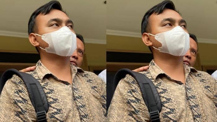 CERITA EKS KARYAWAN - DSP ditemani kuasa hukumnya Edi Tarigan atau Etar melapor ke SPKT (Sentra Pelayanan Kepolisian Terpadu) Polda Jatim pada Senin (21/4/2024).