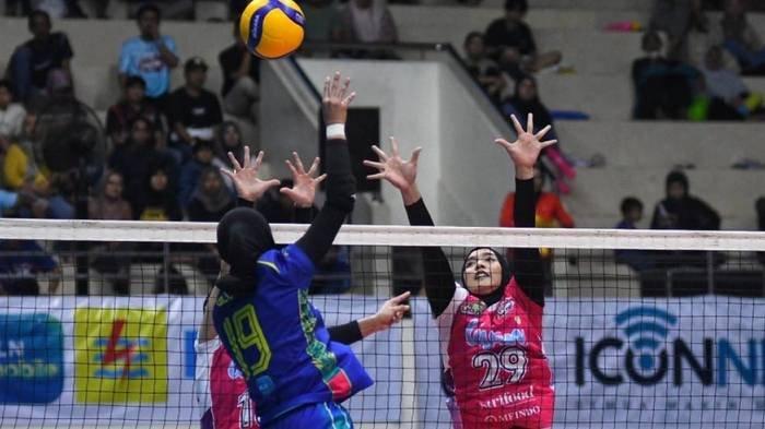 PROLIGA 2025 - Pevoli Jakarta Electric PLN, Ersandrina Devega Salsabila melakukan smes ditahan pevoli Jakarta Livin Mandiri Putri Andya Agustina (kanan), Kadek Diva Yanti Putri Ardiantana (kiri) saat laga lanjutan Pro Liga 2025 Seri Malang di Gor Ken Arok, Kota Malang, Jawa Timur, Minggu (19/1/2024). Daftar harga tiket nonton final four Proliga 2025 telah dirilis, termurah Rp 100 ribu dan bisa dibeli sekarang secara online.