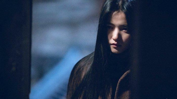 Dalam drama Korea Revenant, Kim Tae Ri berperan sebagai Goo San Young, pekerja paruh waktu di siang hari dan mahasiswa ujian pegawai negeri di malam hari.