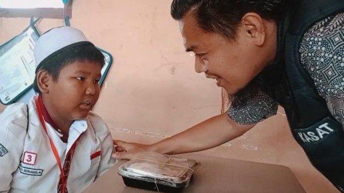 Danang siswa SDN 02 Indralaya Utara pilih bawa pulang makan siang gratis.
