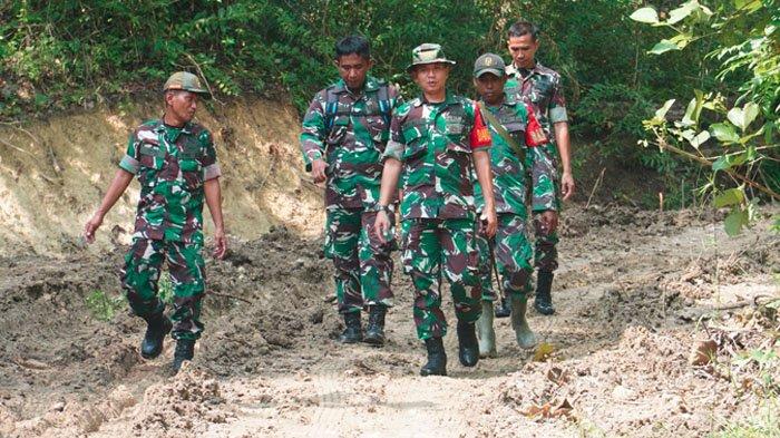 TMMD - Dandim 0810/Nganjuk, Letkol Inf Andi Sasmito konsisten turun ke lapangan guna meninjau proses pengerjaan, terutama sasaran fisik, pembangunan jalan dan RTLH dalam TNI Manunggal Membangun Desa (TMMD) ke-124 yang dipusatkan di Dusun/Desa Sumbermiri, Kecamatan Lengkong sampai Dusun Suru, Desa Lengkong Lor, Kecamatan Ngluyu, Kabupaten Nganjuk. Program ini resmi dimulai pada Selasa (6/5/2025) dan selesai pada Rabu (4/6/2025). 