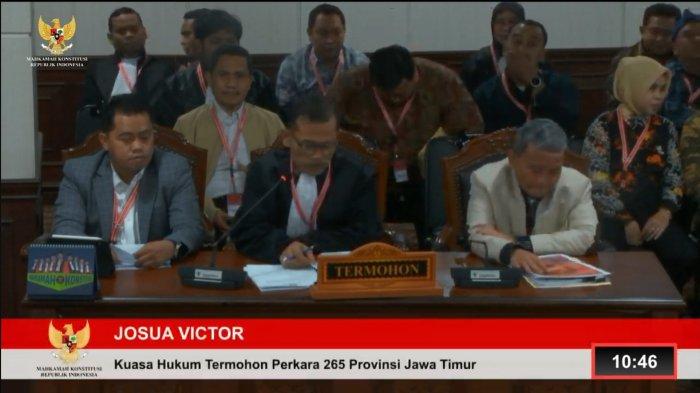  Dari kiri, Ketua KPU Jatim Aang Kunaifi, Josua Victor kuasa hukum KPU Jatim dan Komisioner KPU Jatim Habib M Rohan dalam sidang gugatan Pilgub Jatim 2024 di MK, Jumat (17/1/2025). 