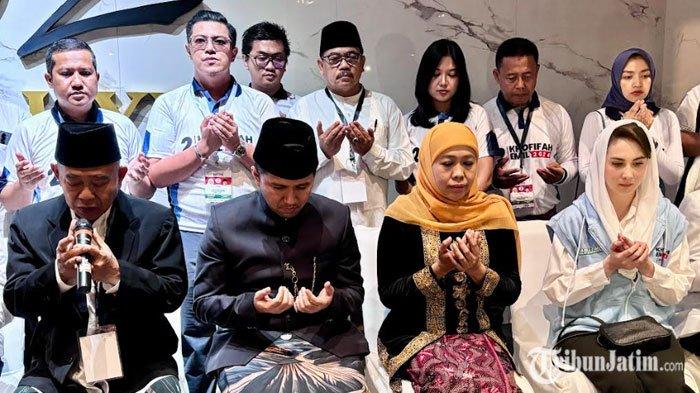 Pasangan Calon Gubernur dan Wakil Gubernur Jawa Timur Nomor Urut 2 Khofifah Indar Parawansa dan Emil Elestianto Dardak doa bersama sebelum menuju venue debat perdana Pilgub Jatim, Jumat (18/10/2024) dalam artikel berjudul 'Debat Perdana Pilgub Jatim 2024, Khofifah-Emil Didoakan Kiai Asep Sebelum Berangkat'