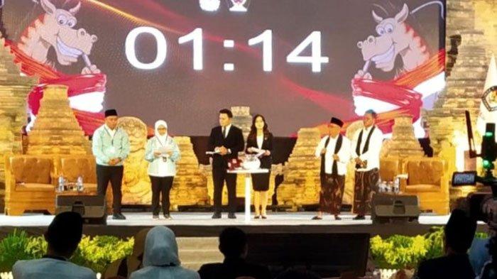 Petahana calon bupati Rini Syarifah membaca catatan selama berlangsungnya debat publik pertama Pilkada Kabupaten Blitar 2024 yang berlangsung di Srengat, Jumat (18/10/2024)