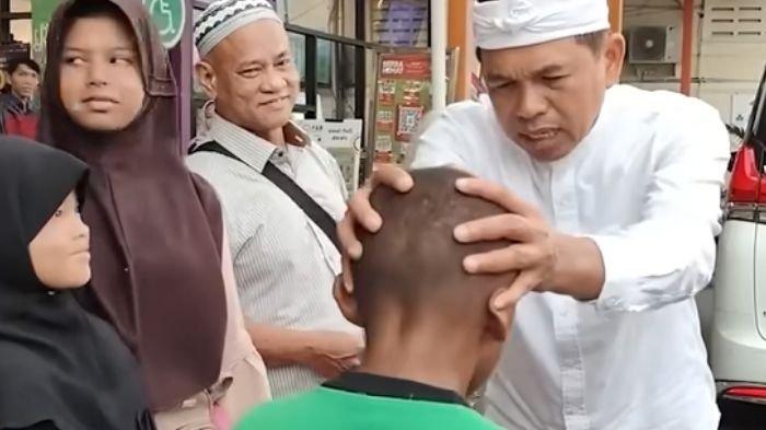 TUTUP DINAS - Tangkapan layar video Dedi Mulyadi temui bocah di pinggir jalan dalam video 27 Maret 2024. Gubernur Jawa Barat ini kini ancam tutup Dinas perlindungan anak-anak, bahas nasib bocah jadi pengemis.