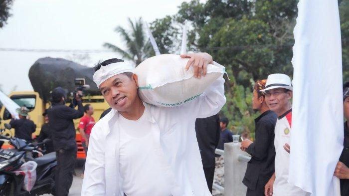 Dedi Mulyadi memanggul sekarung beras saat kegiatan Budaya Ruwat Jagat Mapag Hujan di Lembur Pakuan Subang, Jumat (27/10/2023).