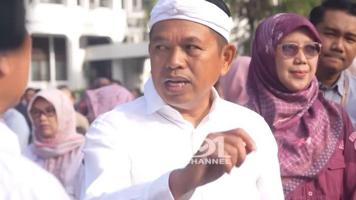 GERAM ANAK JALANAN - Tangkapan layar unggahan kanal YouTube KANG DEDI MULYADI CHANNEL, Kamis (10/4/2025). Gubernur Jawa Barat, Dedi Mulyadi, mengancam akan menutup dinas karena geram permasalahan anak kecil yang masih banyak yang minta-minta mengemis di jalan belum juga teratasi.